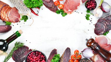 Füme ve kurutulmuş et Jambon, jerky, tuzlu biltong et, baharat ve otlar seti. Üst te. Metniniz için boş alan.