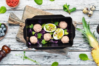 Sağlıklı gıda ve diyet kavramı. Yumurta ve sebze ile et topları. restoran çanak teslimat. Üst te. Metniniz için boş alan.