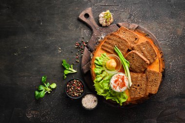 Domuz yağı ve hardallı ekmek. Ukrayna Geleneksel Mutfağı. Eski arka planda. ücretsiz kopyalama alanı.