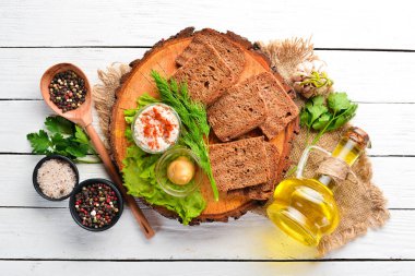 Domuz yağı ve hardallı ekmek. Ukrayna Geleneksel Mutfağı. Eski arka planda. ücretsiz kopyalama alanı.