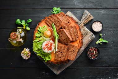 Domuz yağı ve hardallı ekmek. Ukrayna Geleneksel Mutfağı. Eski arka planda. ücretsiz kopyalama alanı.