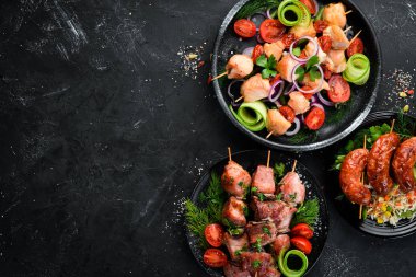 Şiş kebap, kebap, barbekü. Et yemekleri. Üst te. Ücretsiz kopyalama alanı.