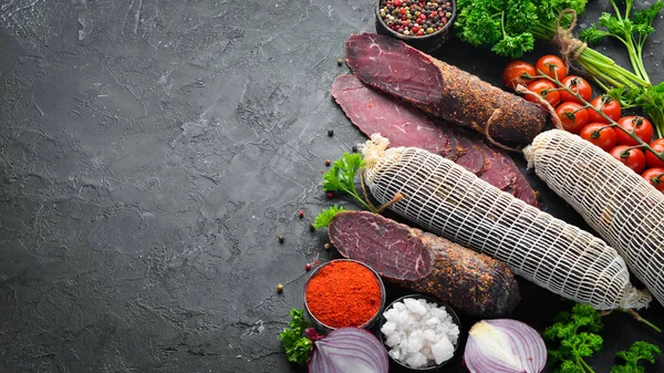 Szárított Borjú Marhahús Fűszerek Gyógynövények Marha Szaggatott Régi Fekete Asztal — Stock Fotó
