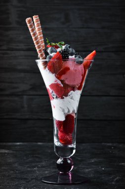 Yabani çilekli dondurma. Tatlı. Üstte görüntü.