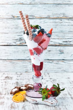 Yabani çilekli dondurma. Tatlı. Üstte görüntü.