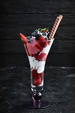 Yabani çilekli dondurma. Tatlı. Üstte görüntü.