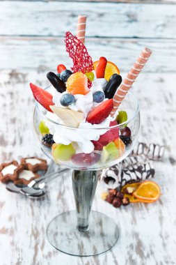 Meyveli lezzetli dondurma. Üstte görüntü.