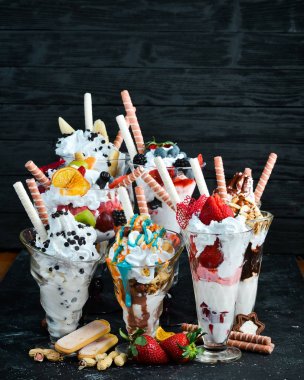 Meyve, çilek ve şeker ile dondurma bir dizi. Tatlı. Üstte görüntü.