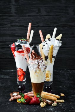 Meyve, çilek ve şeker ile dondurma bir dizi. Tatlı. Üstte görüntü.