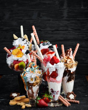 Meyve, çilek ve şeker ile dondurma bir dizi. Tatlı. Üstte görüntü.