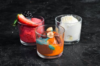 Meyve, çilek ve şeker ile dondurma bir dizi. Tatlı. Üstte görüntü.