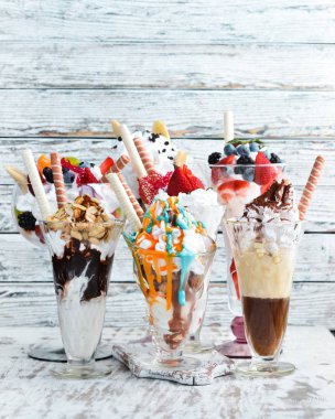 Meyve, çilek ve şeker ile dondurma bir dizi. Tatlı. Üstte görüntü.