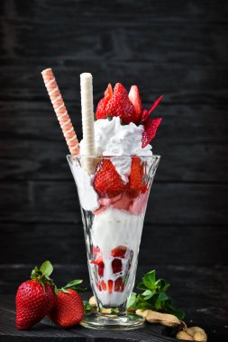 Çilekli dondurma. Üstte görüntü.