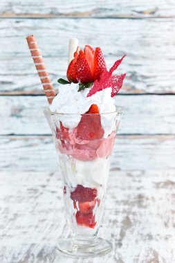 Çilekli dondurma. Üstte görüntü.