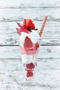 Çilekli dondurma. Üstte görüntü.