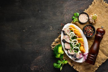 Patates ve soğanile tuzlu balık. Ukrayna Geleneksel Mutfağı. Eski arka planda. ücretsiz kopyalama alanı.