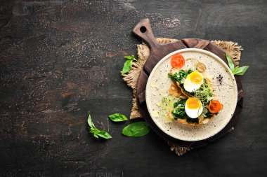 Ispanaklı sandviç, yumurta ve domates. Kruva -san. Kahvaltı. Tabakta. Üst te. Düz döşeme kompozisyonU Ücretsiz kopyalama alanı.