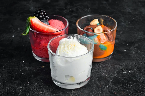 Een Set Van Roomijs Met Fruit Bessen Snoep Dessert Top — Stockfoto