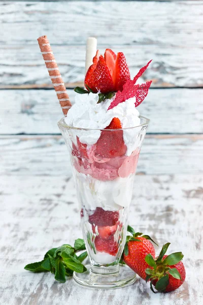 Çilekli dondurma. Üstte görüntü.