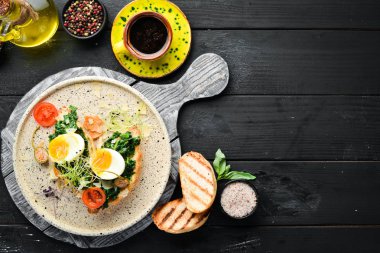 Ispanaklı sandviç, yumurta ve domates. Kruva -san. Kahvaltı. Tabakta. Üst te. Düz döşeme kompozisyonU Ücretsiz kopyalama alanı.