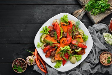 Izgara sebzeli salata. Üst te. Metniniz için boş alan. Rustik stil.