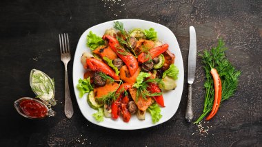 Izgara sebzeli salata. Üst te. Metniniz için boş alan. Rustik stil.