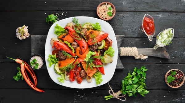 Izgara sebzeli salata. Üst te. Metniniz için boş alan. Rustik stil.