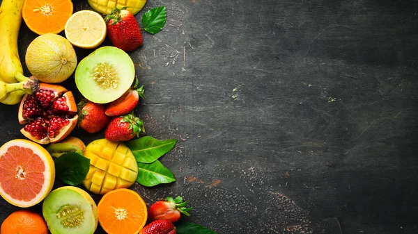 Frutas Tropicales Frescas Sobre Fondo Negro Cítricos Melones Granadas Fresas —  Fotos de Stock