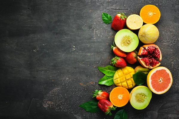 Frutas Tropicales Frescas Sobre Fondo Negro Cítricos Melones Granadas Fresas — Foto de Stock