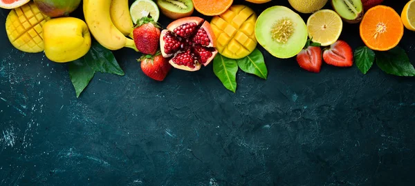 Frutas Tropicales Frescas Sobre Fondo Negro Cítricos Melones Granadas Fresas —  Fotos de Stock