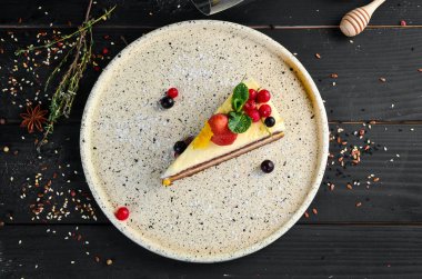 Tutku meyve kreması ve taze çilek ile Kek. Üst te. Metniniz için boş alan. Rustik stil.