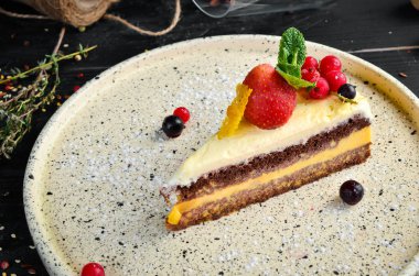 Tutku meyve kreması ve taze çilek ile Kek. Üst te. Metniniz için boş alan. Rustik stil.