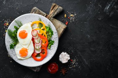 Kahvaltı. Sebzeli kızarmış yumurta. Üst te. Ücretsiz kopyalama alanı.