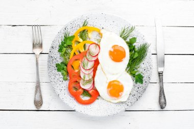 Kahvaltı. Sebzeli kızarmış yumurta. Üst te. Ücretsiz kopyalama alanı.