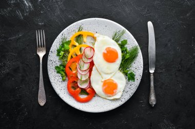 Kahvaltı. Sebzeli kızarmış yumurta. Üst te. Ücretsiz kopyalama alanı.