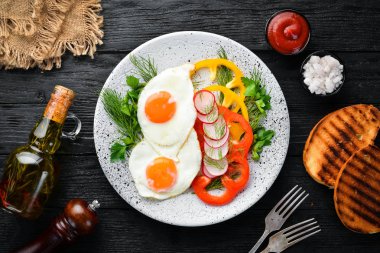 Kahvaltı. Sebzeli kızarmış yumurta. Üst te. Ücretsiz kopyalama alanı.