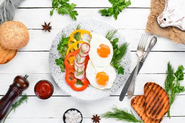 Kahvaltı. Sebzeli kızarmış yumurta. Üst te. Ücretsiz kopyalama alanı.