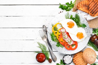 Kahvaltı. Sebzeli kızarmış yumurta. Üst te. Ücretsiz kopyalama alanı.