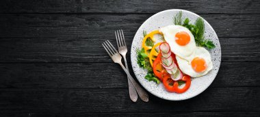 Kahvaltı. Sebzeli kızarmış yumurta. Üst te. Ücretsiz kopyalama alanı.