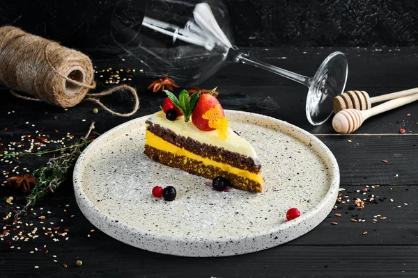 パッションフルーツクリームと新鮮なベリーのケーキ トップビュー テキストの空き領域 素朴なスタイル — ストック写真