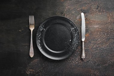 Karanlık bir arka plan üzerinde eski çatal bıçak takımı. Üst te. Ücretsiz kopyalama alanı.