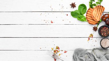 Beyaz Arkaplan Yemeği. Metnin için üst görünüm boş alanı. Düz yatıyordu