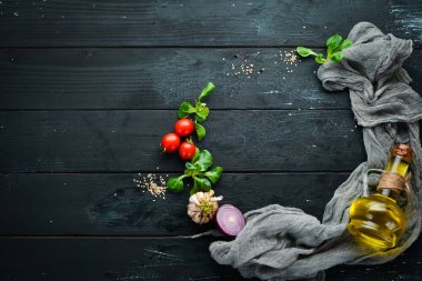 Yemek pişirmeye hazırlanıyorum. Baharatlar, sebzeler. Üst te. ücretsiz kopyalama alanı.