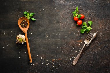 Yemek pişirmeye hazırlanıyorum. Baharatlar, sebzeler. Üst te. ücretsiz kopyalama alanı.