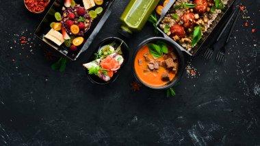 Yiyecek teslimatı. Karabuğday, et, balık, balkabağı çorbası. Üst te. Ücretsiz kopyalama alanı.