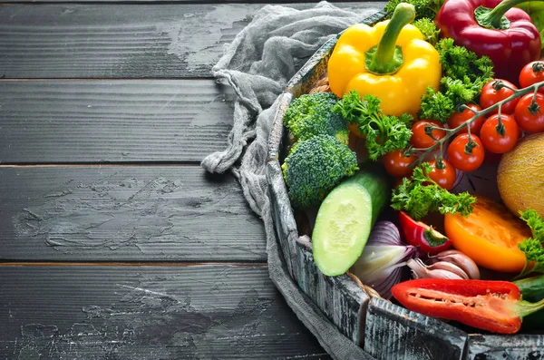 Verduras Frescas Sobre Fondo Negro Aguacates Tomates Papas Pimentón Cítricos —  Fotos de Stock