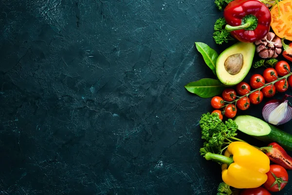 Frisches Gemüse Auf Schwarzem Hintergrund Avocados Tomaten Kartoffeln Paprika Zitrusfrüchte — Stockfoto