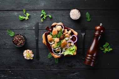Bir tabakta soğan ve baharat ile marine mantar. rustik arka plan, üst görünüm, afiş.