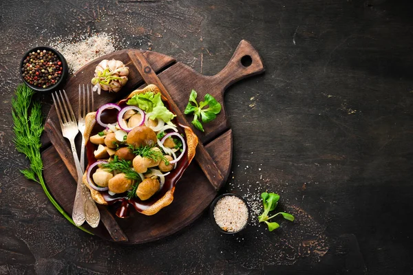 Marinierte Champignons Mit Zwiebeln Und Gewürzen Einem Teller Auf Rustikalem — Stockfoto