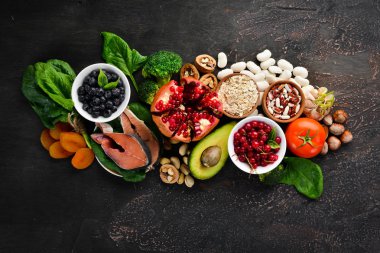 Sağlıklı gıda: Balık, yaban mersini, fındık, nar, avokado, domates, ıspanak, keten. Diyet Beslenme Kavramı. Üstte görüntü.